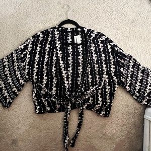 FLARE SLEEVE TIE CROP TOP